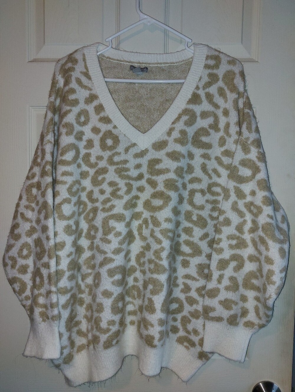 Falls Creek 3x Cream & Tan Leopard V-Neck Sweater